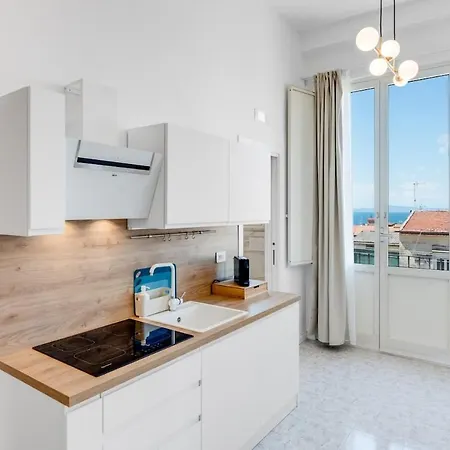 Skyline 3br Seaview Terrace Апартаменти